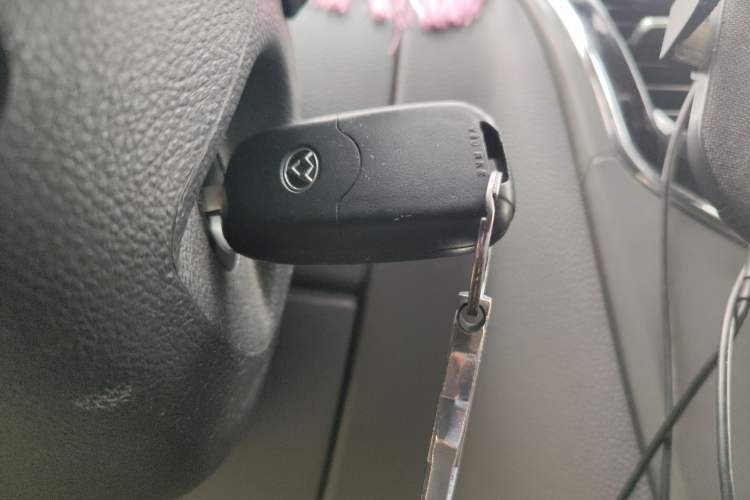 Used SAIC MAXUS Xintu V80 2018 2.5T AMT Elite Edition Long Wheelbase Mid-Roof Design 7/10 Seats Vehicle Key