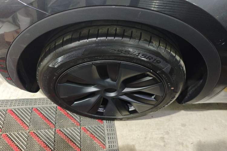 Used Tesla Model Y 2024 Long-Range All-Wheel-Drive Version Left Front Wheel Hub