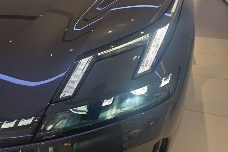 Used Lynk & Co 08 EM-P 2025 220 km All-Wheel-Drive Performance Halo
