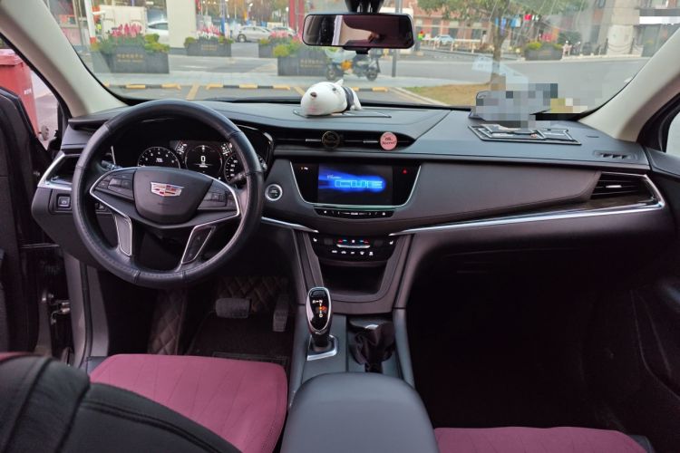 Used Cadillac XT5 2018 25T Luxury Model Center Console