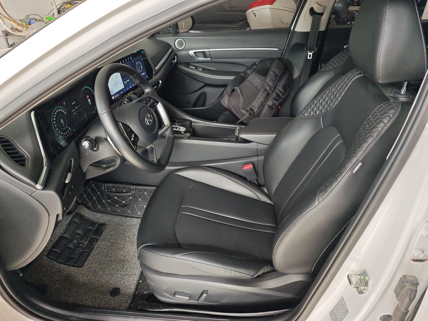 Переднее сиденье в автомобиле