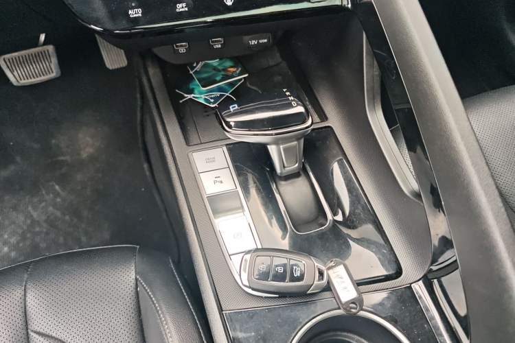 Used Hyundai Elantra 2021 1.5L CVT LUX Prestige Edition Gear Lever