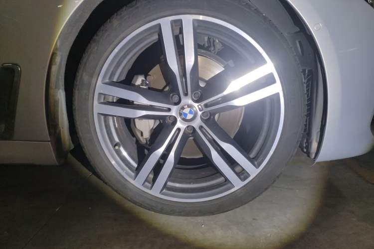 Used BMW 7 Series 2018 730Li Luxury Edition M Sport Package Right Front Wheel Hub