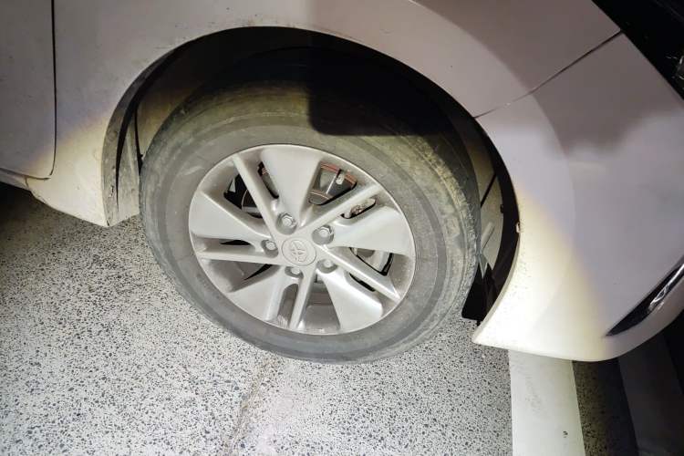 Used Toyota Corolla 2014 1.6L CVT GL Right Front Wheel Hub