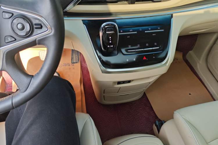 Used Buick GL8 2023 Facelifted Land Cruiser Executive Luxury Version
