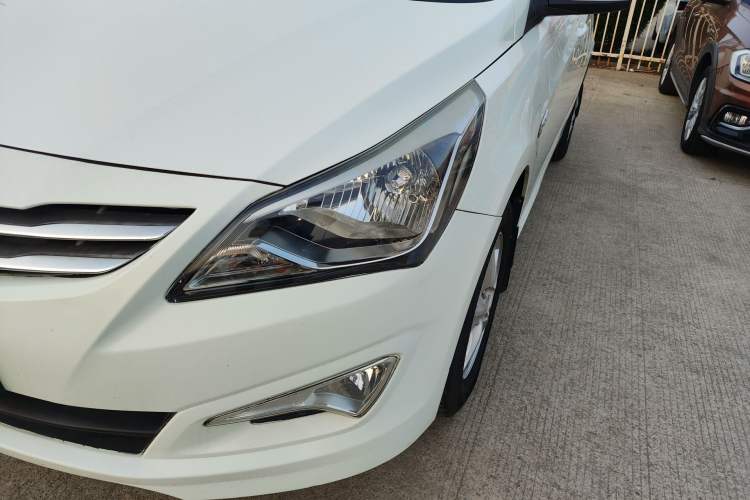 Used Hyundai Verna (older generation) 2014 1.4L Manual Smart GLS Trim Left Front Headlight