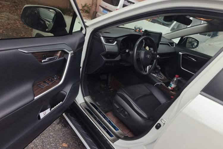 Used Toyota RAV4 2020 Dual-Engine 2.5L E-CVT 4x4 Elite PLUS Edition Driver Seat