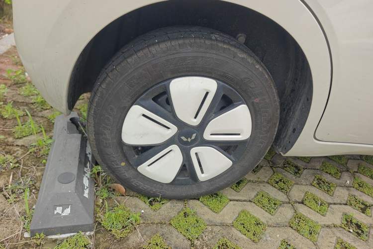 Used Wuling Hongguang MINIEV 2025 Four-Door Version Advanced Edition Exterior 5