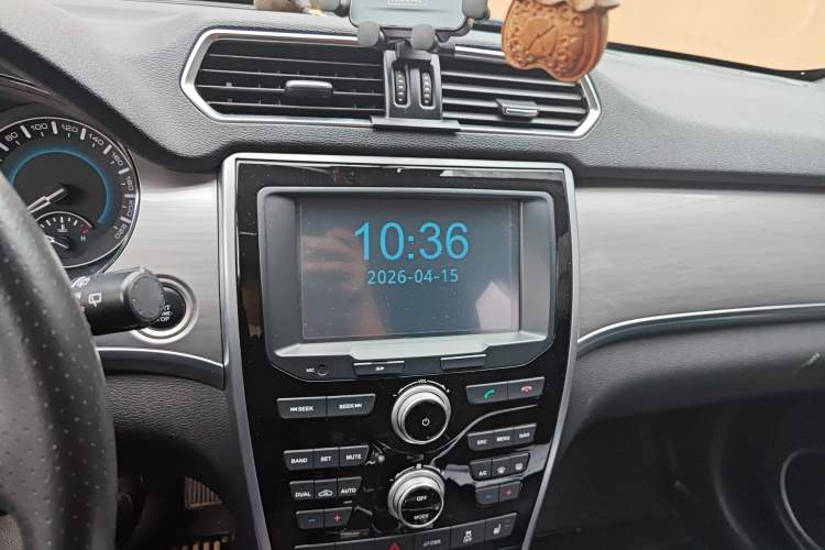 Used Haval H2 2017 Red-Label 1.5T Automatic Two-Wheel Drive Luxury Model Audio And AC Panel