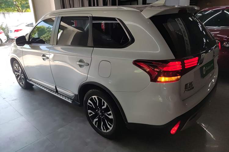Used Mitsubishi Outlander 2020 2.0L Two-Wheel Drive Comfort Edition 7-Seater