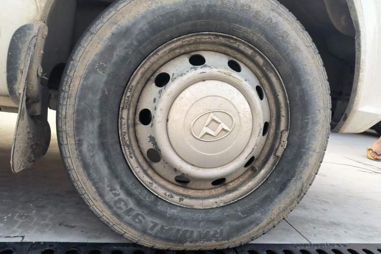 Used SAIC MAXUS Xintu V80 2015 2.5T Manual Aoyuntong Version Short Wheelbase Mid-Roof Right Front Wheel Hub