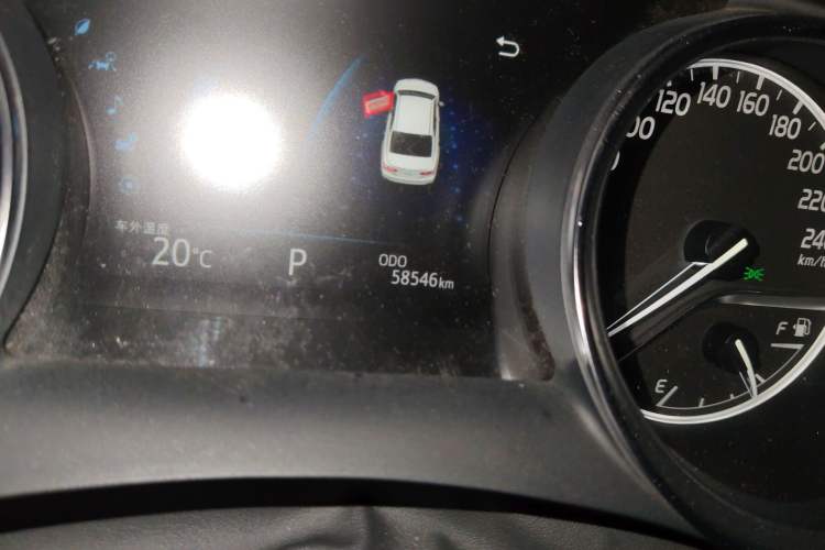 Used Toyota Camry 2018 2.0G Luxury Edition Odometer Close Up