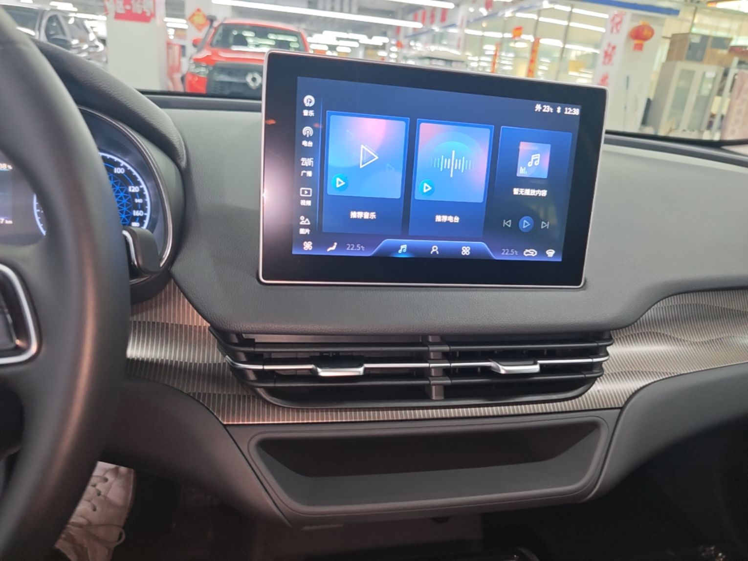 Hongqi E-QM5 2023 Revised Version Basic Travel Edition — снимка 15