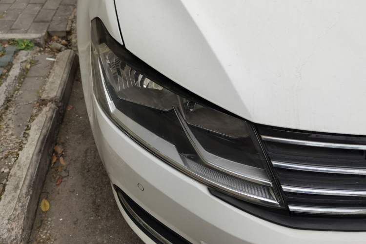 Used Volkswagen Lavida 2015 1.6L Manual Comfort Edition Right Front Headlight