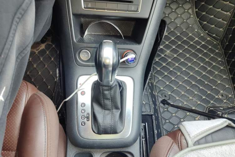 Used Volkswagen Tiguan 2015 1.8TSI Automatic All-Wheel-Drive Luxury Model Gear Lever
