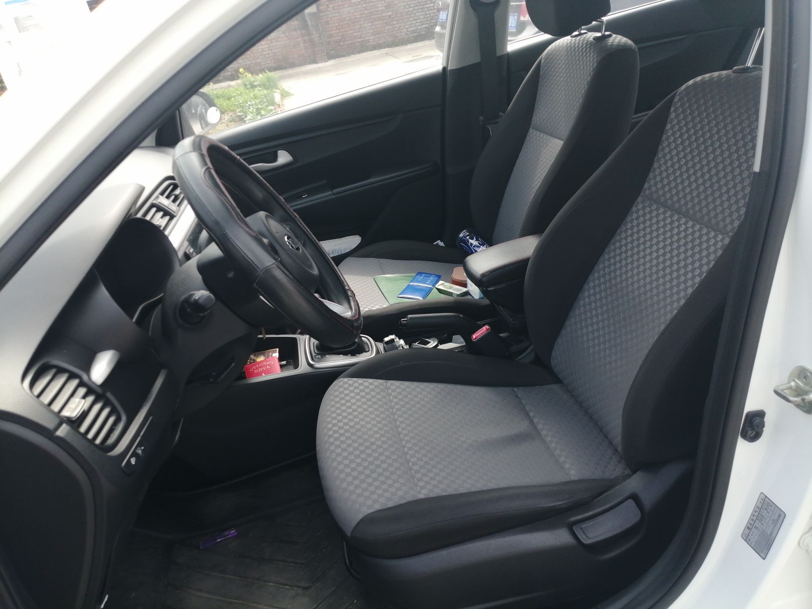 Переднее сиденье в автомобиле