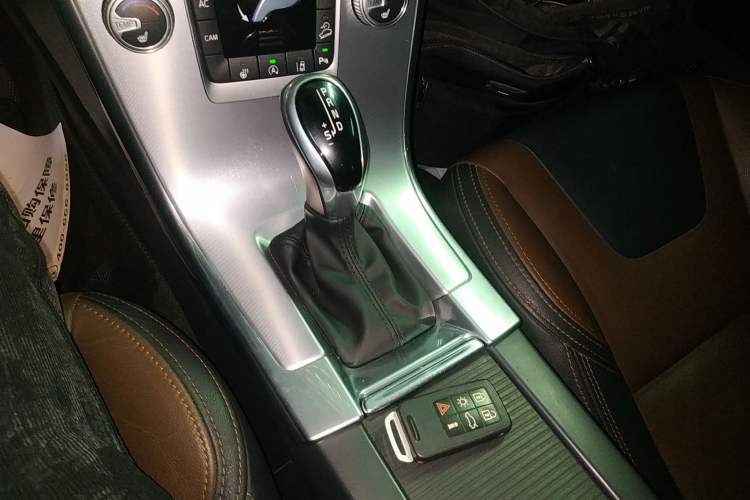 Used Volvo XC60 2017 T5 AWD Smart Upgrade Edition Gear Lever