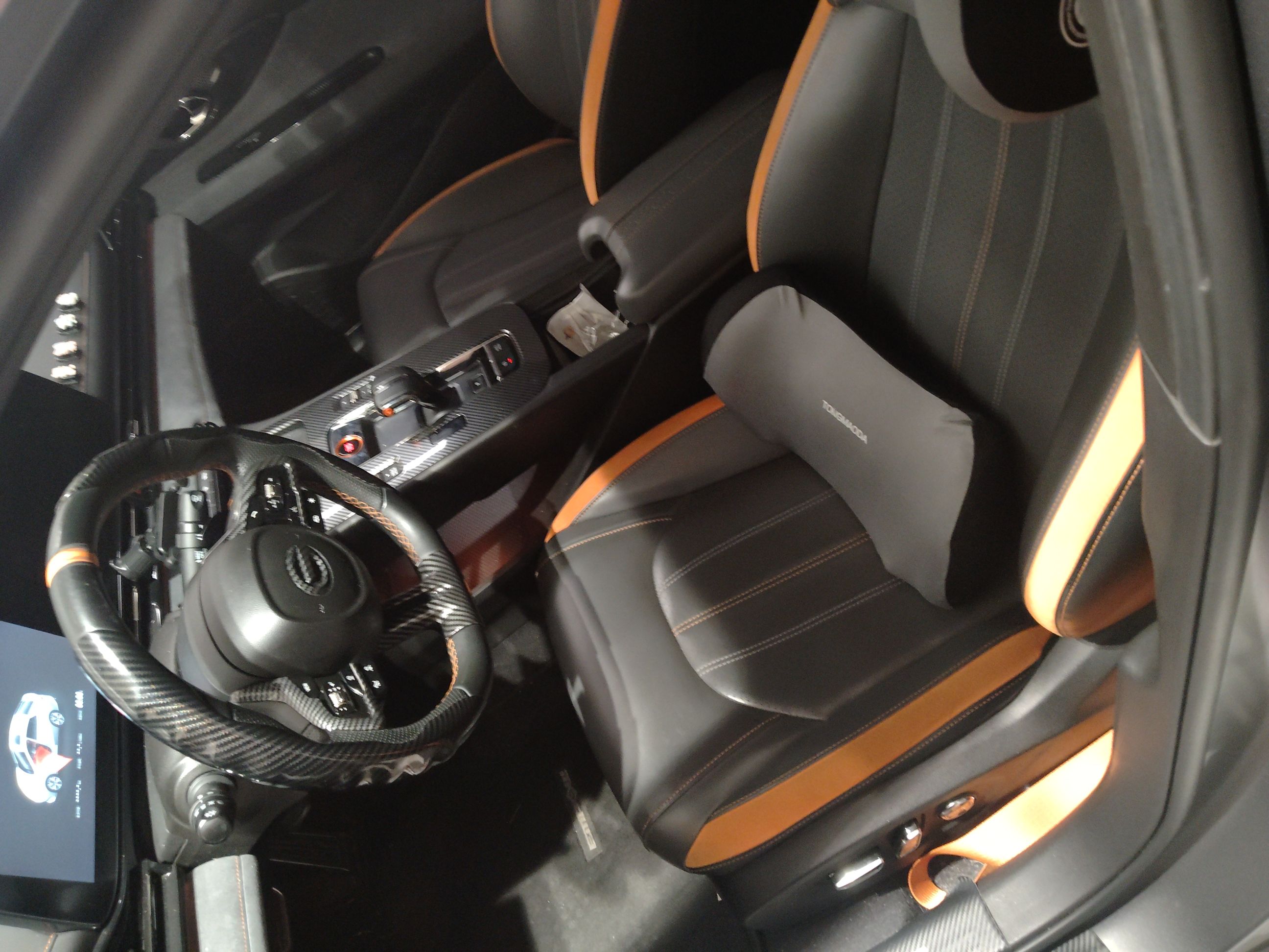 المقاعد الأمامية داخل السيارة