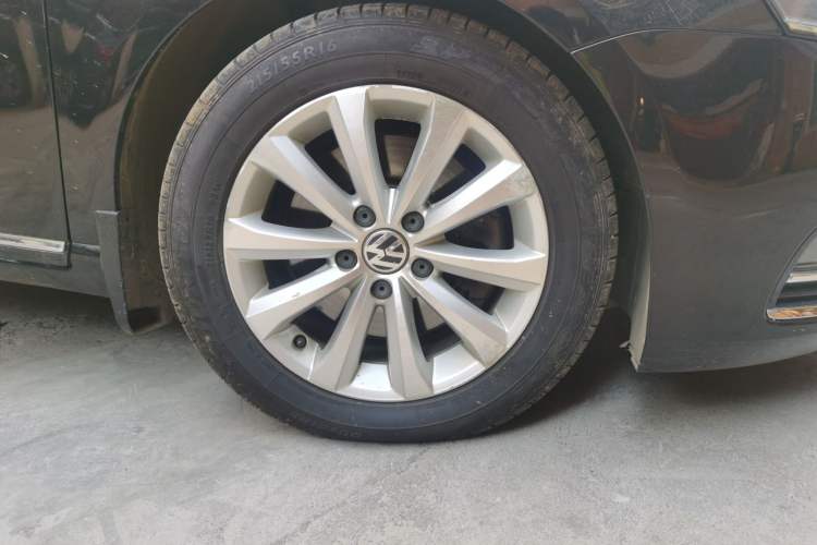 Used Volkswagen Magotan 2013 1.8TSI Premier Model Right Front Wheel Hub