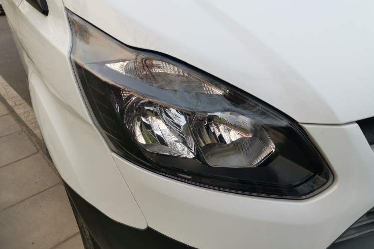 Used Ford Transit 2017 2.0T Diesel Multi-Purpose Commercial Vehicle Short Wheelbase Low Roof China V Standard
