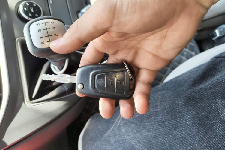 Used SAIC MAXUS Xintu V80 2019 2.5T Classic Model 6-Speed Manual Aotong Long Wheelbase Mid-Height 7-Seater