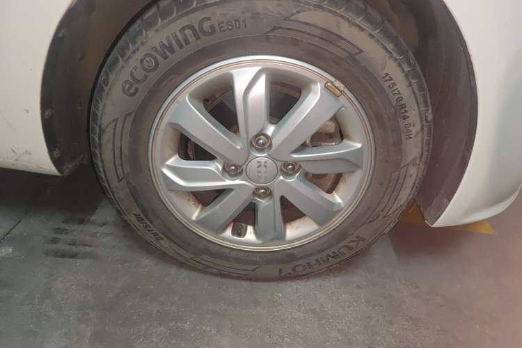 Used Kia K2 2015 Sedan 1.4L MT GLS Right Front Wheel Hub