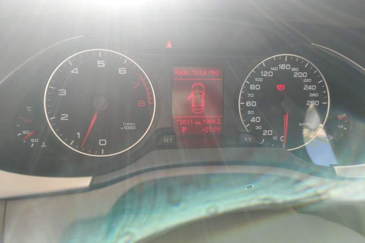 Used Audi A4L 2012 2.0 TFSI automatic Comfort trim level Odometer Close Up