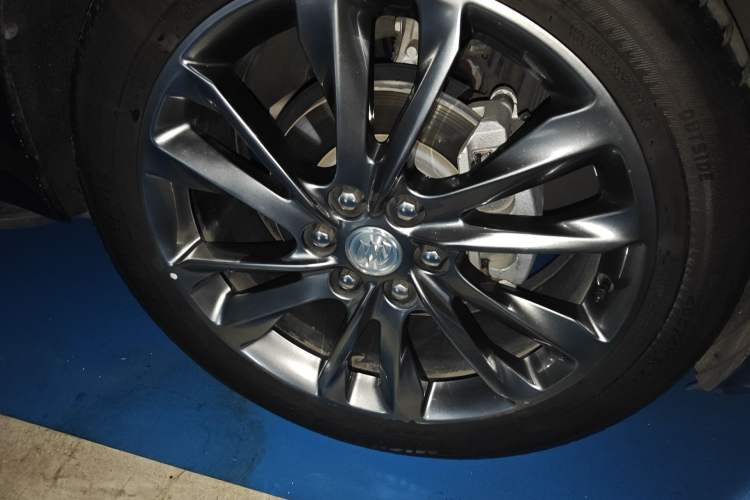 Used Buick Enclave 2020 28T All-Wheel Drive Avenir Right Front Wheel Hub