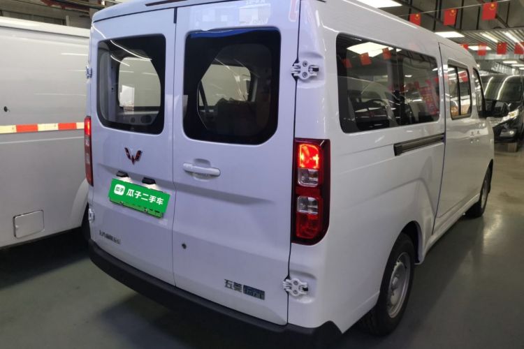 Used Wuling Yangguang 2024 300KM Comfort Version Passenger Van 75kW