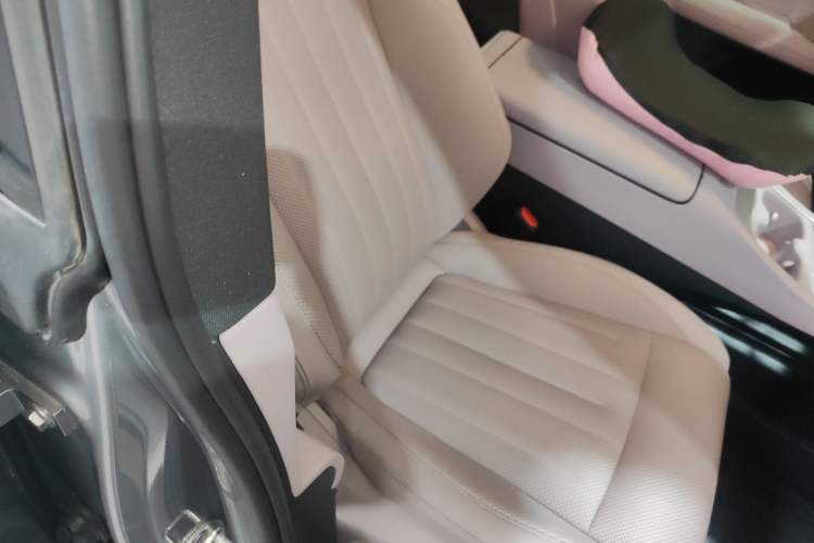 Used ONVO L60 2024 60 kWh Rear-Drive Version Right Front Seat