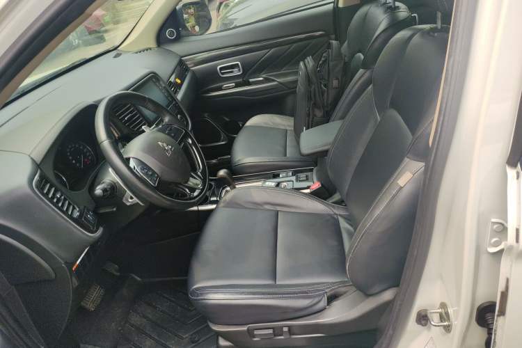 Used Mitsubishi Outlander 2019 2.4L 4x4 Zhi Xiang Edition 7 Seats China VI Standard Left Front Seat