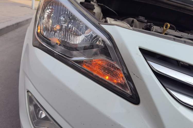 Used Hyundai Verna (older generation) 2016 1.4L Manual Smart GLS Trim Right Front Headlight