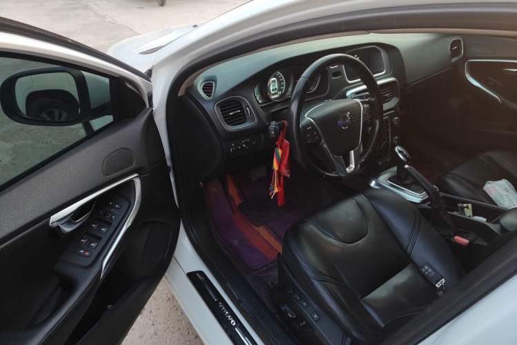 Used Volvo V40 2016 T3 Smart Luxury Edition