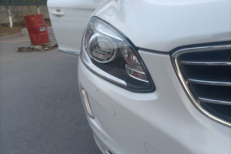 Used Volvo XC60 2015 T5 AWD Zhiyuan Edition Right Front Headlight