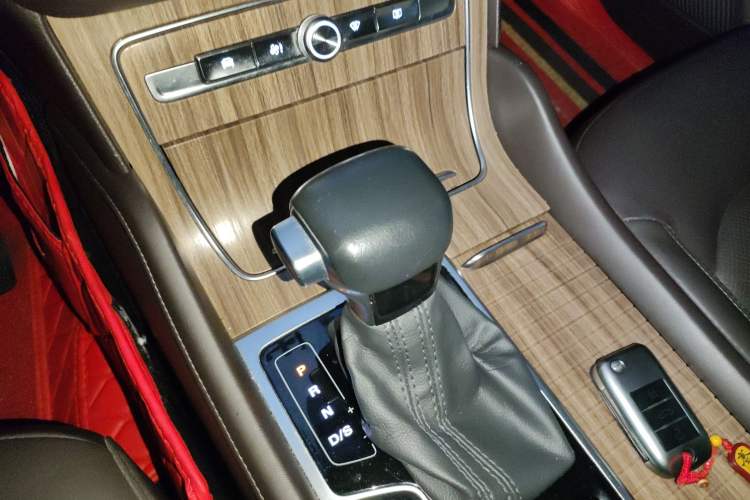 Used Roewe RX8 2018 30T Smart Connectivity Two-Wheel Drive Flagship Edition
