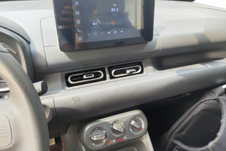 Used Wuling Hongguang New Energy 2025 Extended-Range Hybrid 50KM Comfort Version Audio And AC Panel