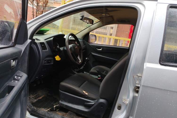 Used Isuzu JLM 2018 2.5T Two-Wheel Drive Diesel Luxury Version with Extended Cargo Bed JE4D25Q5A Left Front Seat