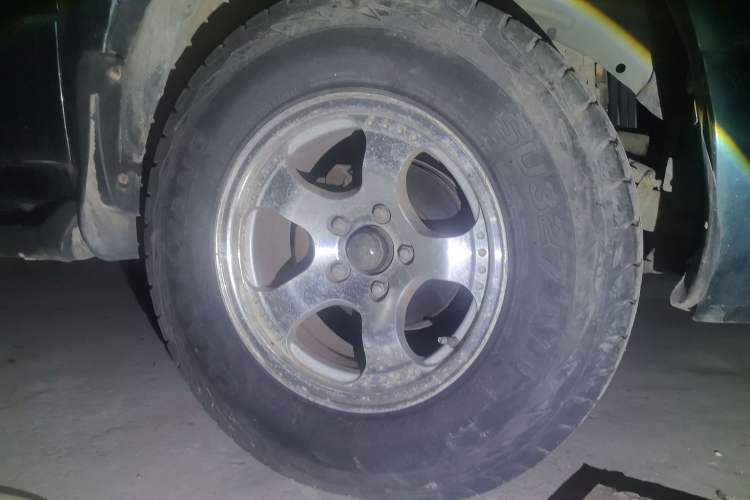 Used Foton Scenic 2010 2.8T Express Classic Short-Wheelbase Low-Roof Version 95 HP Equipped with 4JB1T Engine Right Front Wheel Hub