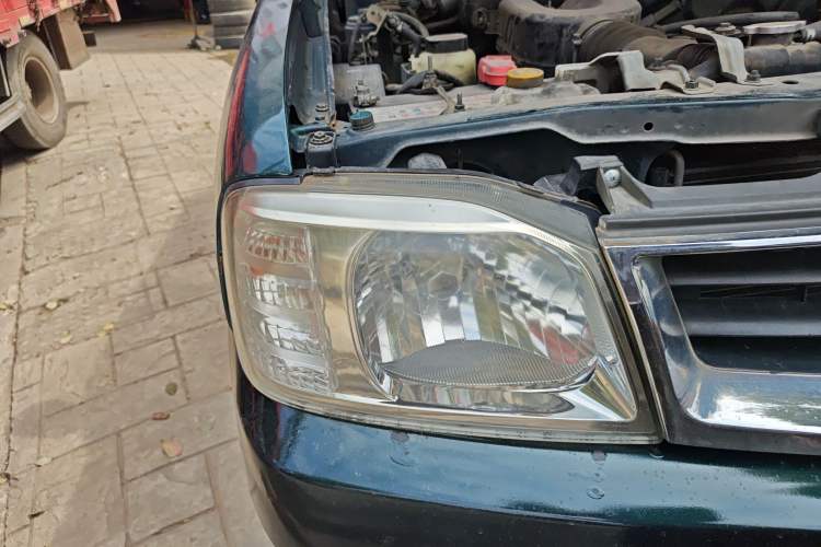 Used Nissan D22 2013 2.4L Gasoline Two-Wheel-Drive Standard Model Right Front Headlight