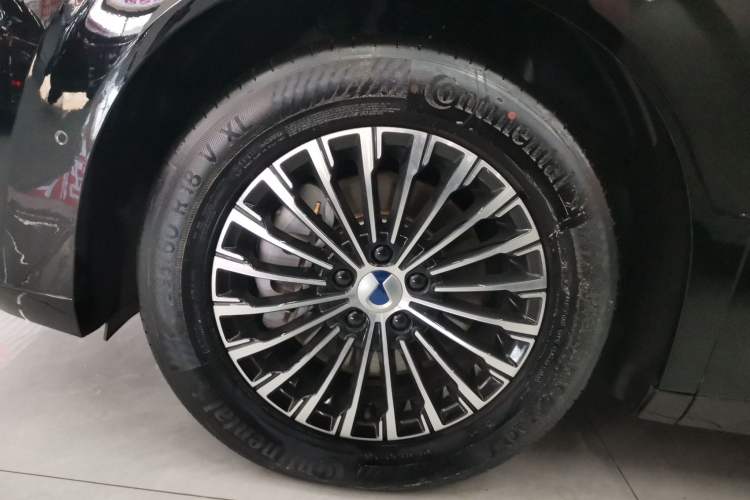 Used Denza D9 2025 DM-i Smart Drive 1020 Four-Wheel Drive Deluxe Model Left Front Wheel Hub