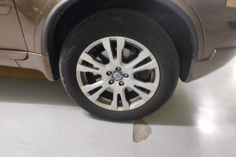 Used Volvo XC Classic 2014 T5 Luxury Edition Right Front Wheel Hub