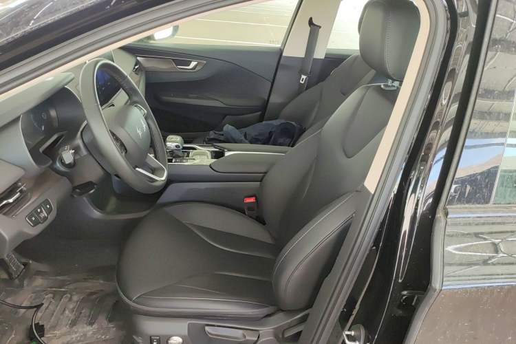 Used Hongqi E-QM5 2024 450km Range Commuter Version
