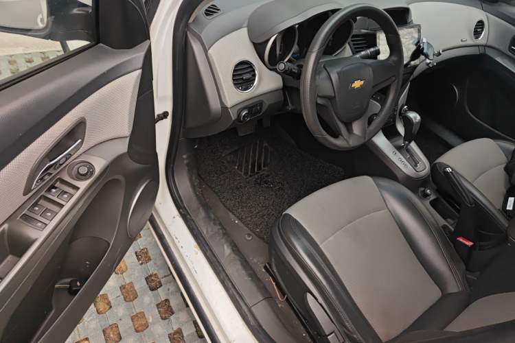 Used Chevrolet Cruze 2013 1.8L SE AT Driver Seat
