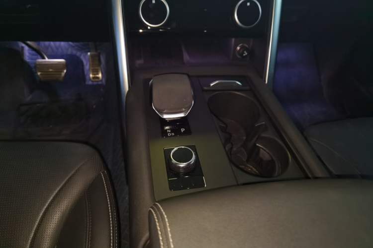 Used Land Rover Discovery 2023 Revised Version 360 PS R-Dynamic S