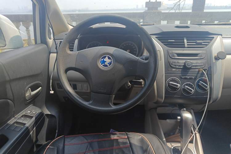 Used Venucia R50 2015 1.6L Automatic Fashion Edition
