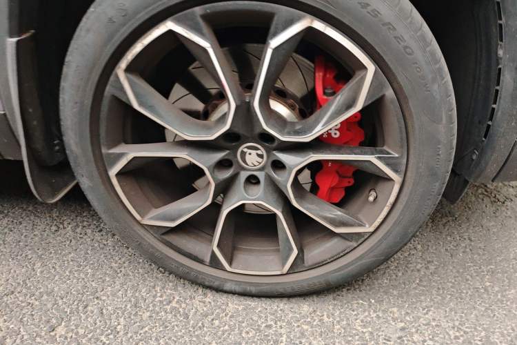 Used Skoda Kodiaq 2017 TSI380 7-Seater Four-Wheel-Drive Flagship Edition Right Front Wheel Hub