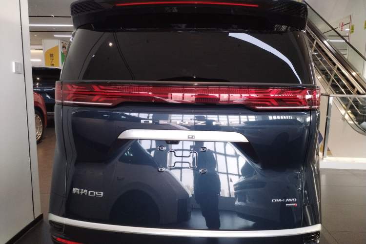 Used Denza D9 2025 DM-i Intelligent Drive 1020 Four-Wheel Drive Flagship Model
