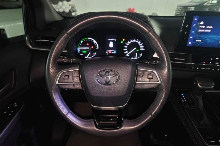 Used Toyota SIENNA 2023 2.5L Hybrid Deluxe Edition