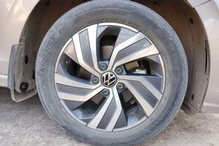 Used Volkswagen Bora 2023 200TSI DSG Smart Drive Version Right Front Wheel Hub