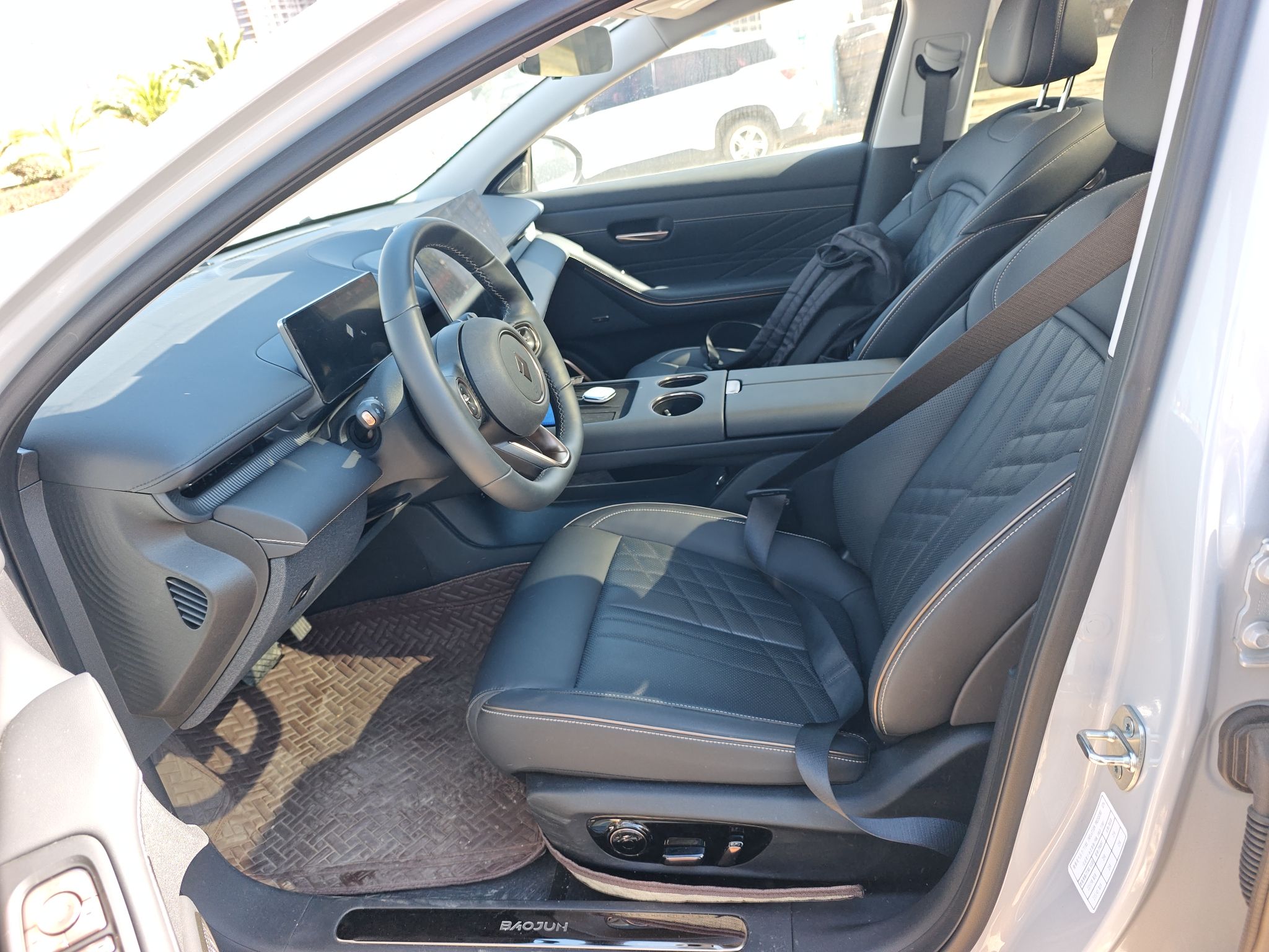 المقاعد الأمامية داخل السيارة